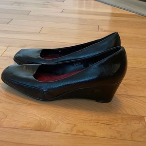 Ladies Aerosoles Black Patent Wedge Shoes Size 9